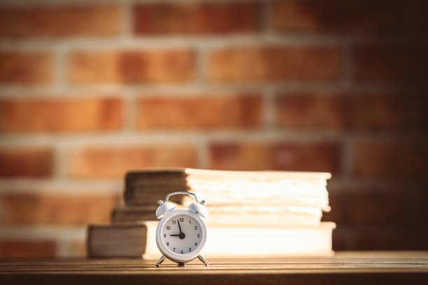 老式闹钟和旧书图片下载