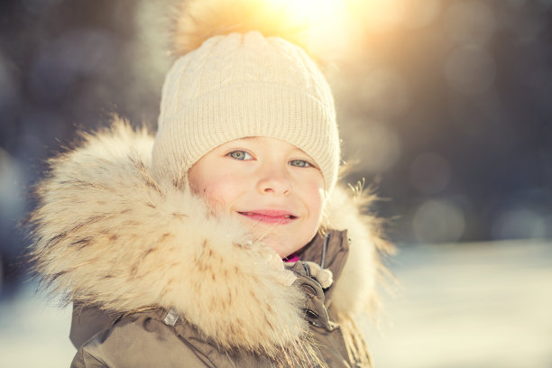 冬天公园里的小女孩图片下载