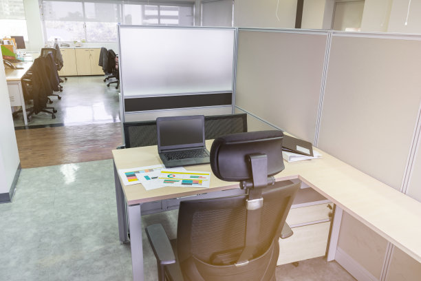 商人老板在房间里用木桌和椅子分析财务月报图表图片下载