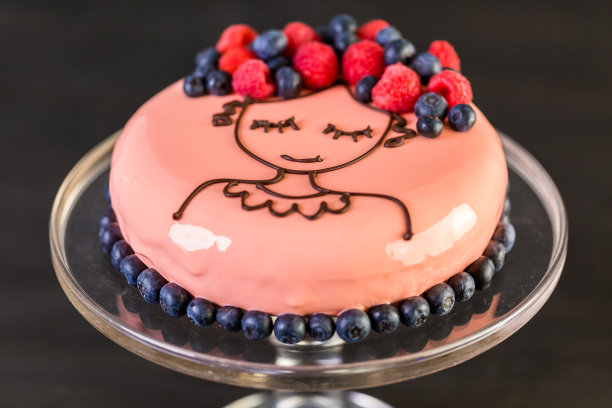 慕斯蛋糕粉镜釉和新鲜浆果。图片下载