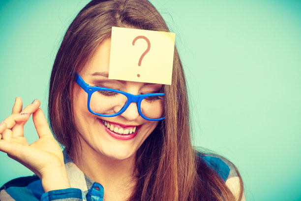 带着大眼镜和灯泡的女人图片下载