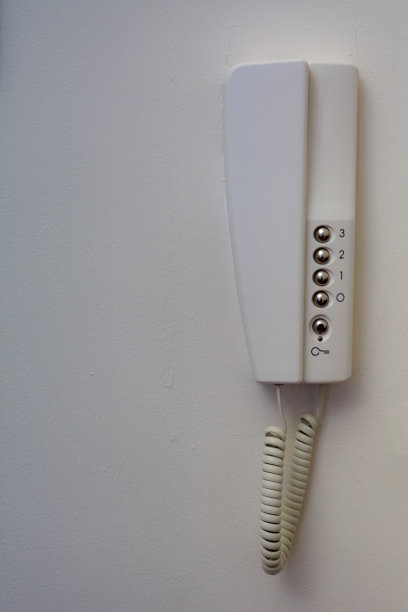白色墙壁上的公寓电话图片下载