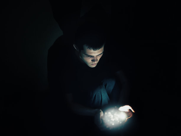 少年手里拿着不可思议的东西。礼物图片下载