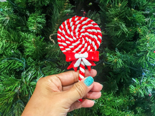 年轻女子拿着圣诞糖果图片下载