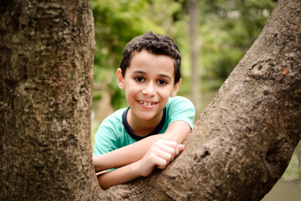 男孩在公园图片下载