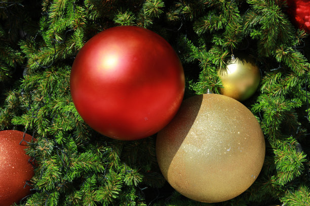 圣诞树上的圣诞球。圣诞树的背景图片下载