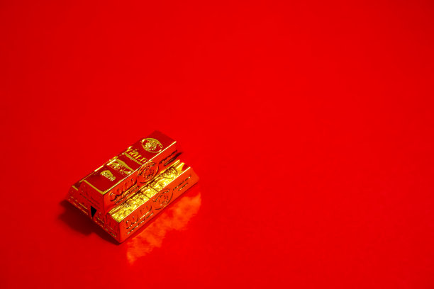 复制品的金条，金块，红色背景图片下载