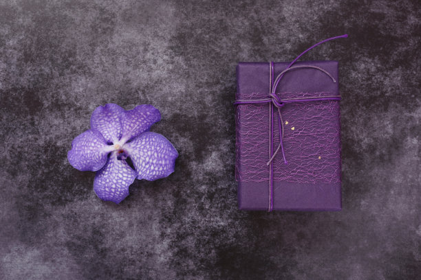 紫色包装的礼物和兰花花素材图片