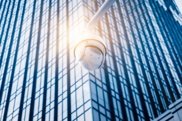 办公大楼前的监控摄像头图片下载