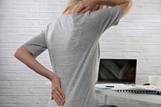 背痛的女商人。不正确的坐姿问题。缓解疼痛，捏脊概念。图片下载