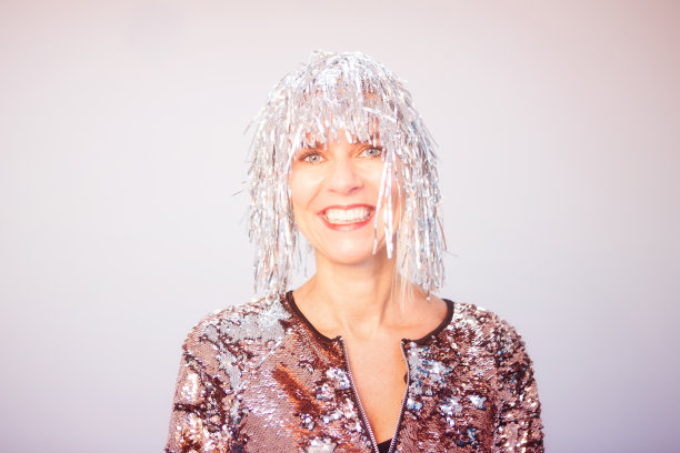 戴着闪闪发光银色假发的快乐女人图片下载