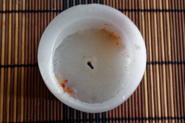 白蜡烛台上装饰着春天的花朵图片下载