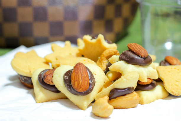 心形饼干切割机和杏仁。图片下载