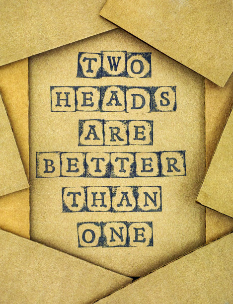 短语Two Heads Are Better Than One由一些纸板上的黑色字母邮票制作。图片下载
