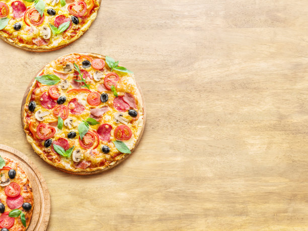 新鲜番茄和香草披萨。图片下载