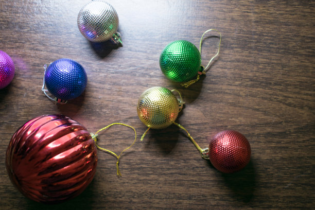 新年的玩具。这是一张圣诞节装饰圣诞树的新年玩具的照片。图片下载