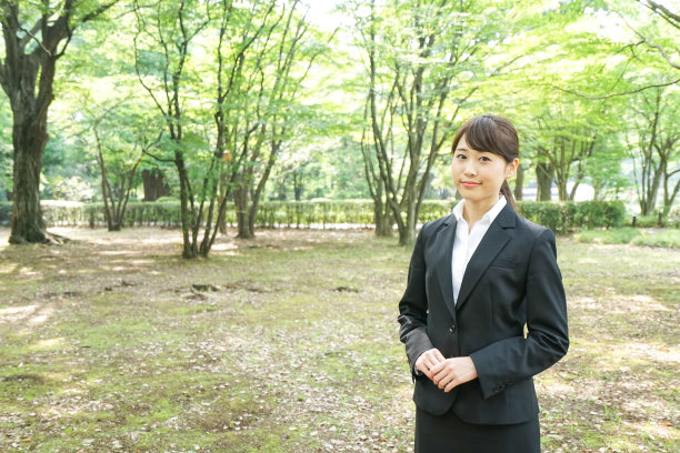 西装革履、微笑求职的学生图片下载