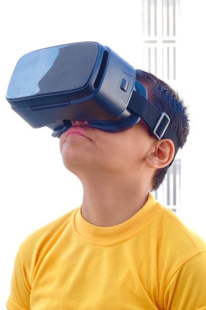 一个男孩在看虚拟现实设备图片下载