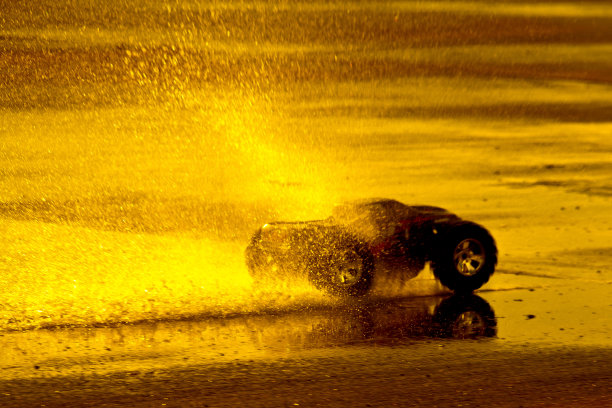 速度:小玩具船在阳光下穿过水图片下载