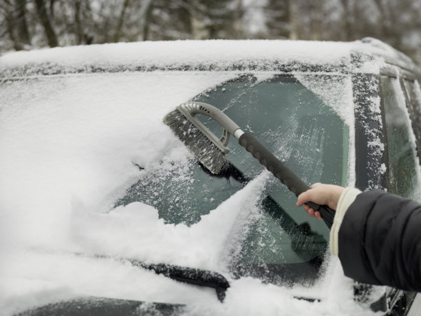 清除挡风玻璃上的冰图片下载