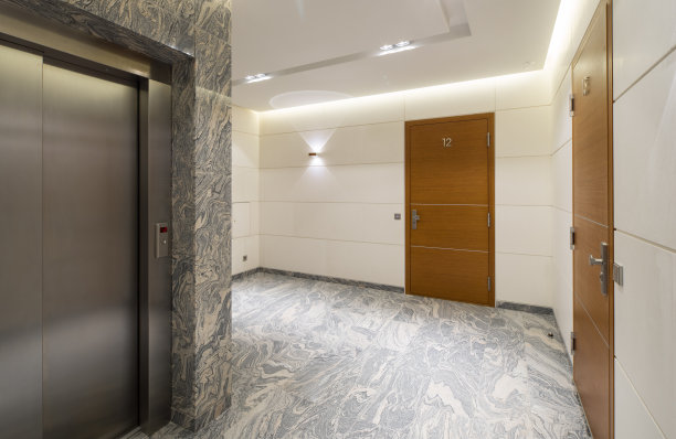 现代公寓的大厅、楼梯和电梯。图片下载