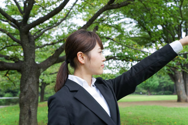 女商人指着什么东西图片下载