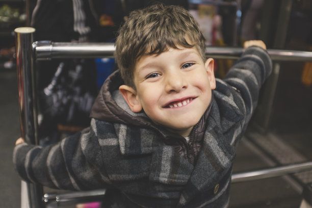 男孩欢快的笑着，孩子的情绪图片下载