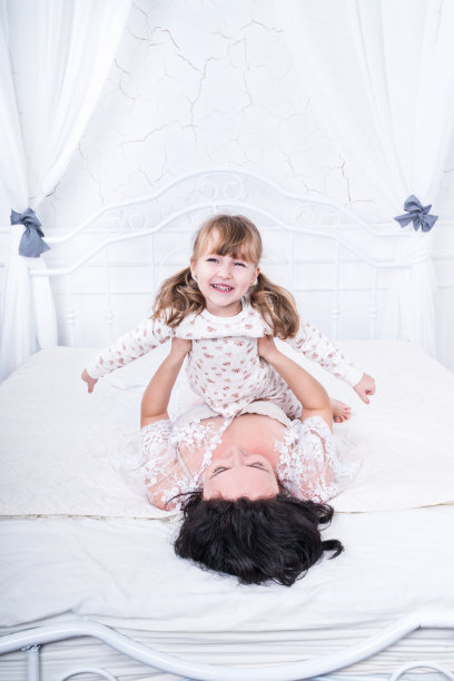 母亲在床上抚养女儿图片下载