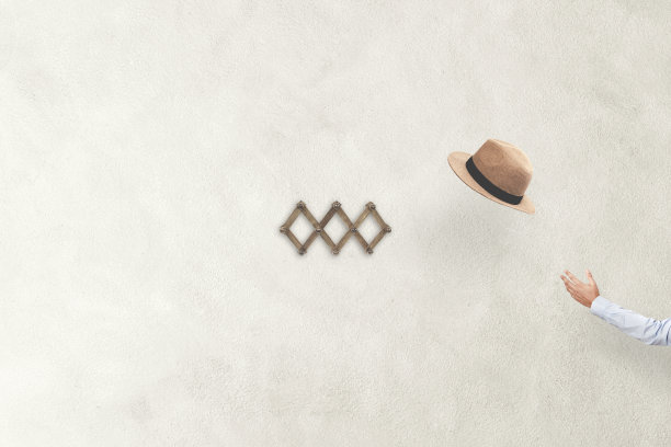 一个人向刽子手扔帽子图片下载