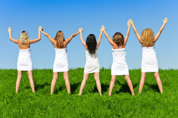 一群裹着毛巾的妇女在夏日的草地上图片下载