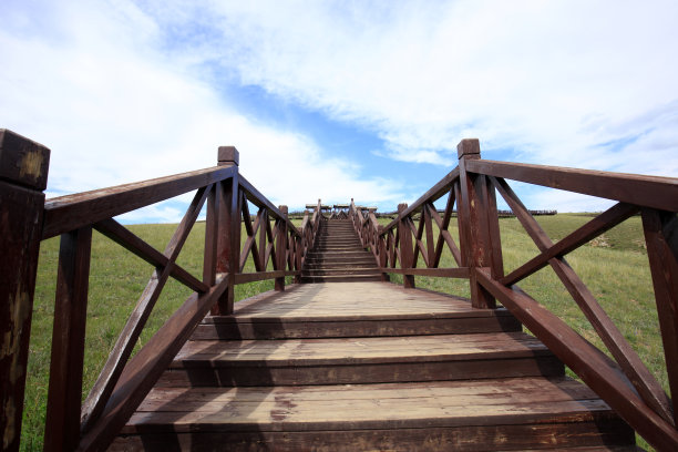 山间的木制走廊图片下载