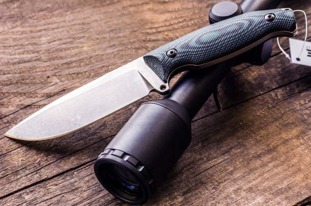 狩猎组成。猎刀和光学瞄准具。图片下载