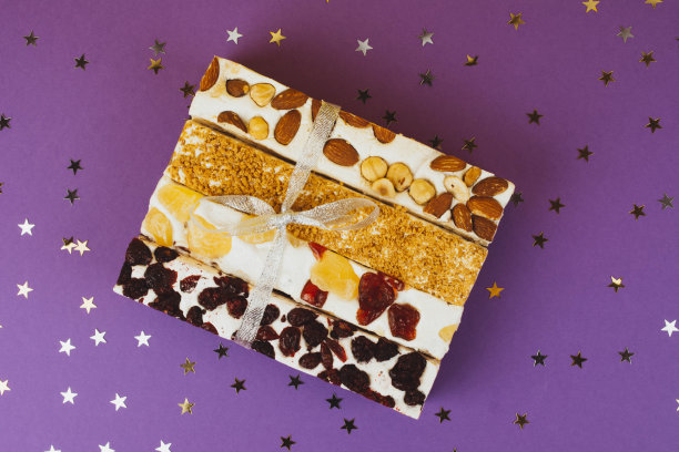 传统的意大利节日torrone或牛轧糖。图片下载