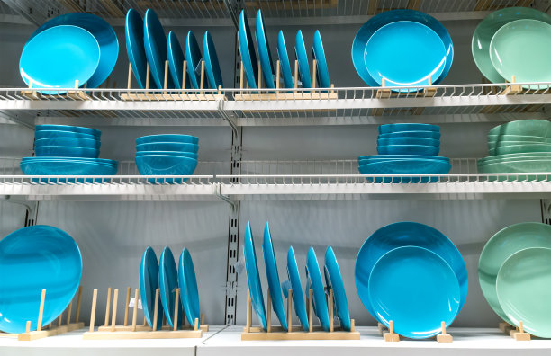 简约的家庭厨房，现代时尚的装饰。优雅、现代、简约的设置。图片下载