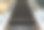 社区购物中心的自动扶梯。向上移动楼梯。电动扶梯。靠近自动扶梯。关闭地板平台。黄色的乐队。金属线钢。黄灰钢线。图片下载