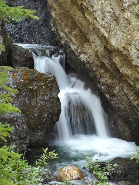 圣丹斯峡谷瀑布，班夫国家公园，加拿大亚伯达省图片下载