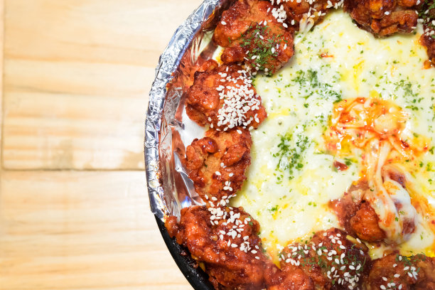 韩国食物奶酪鸡在热盘子上。图片下载