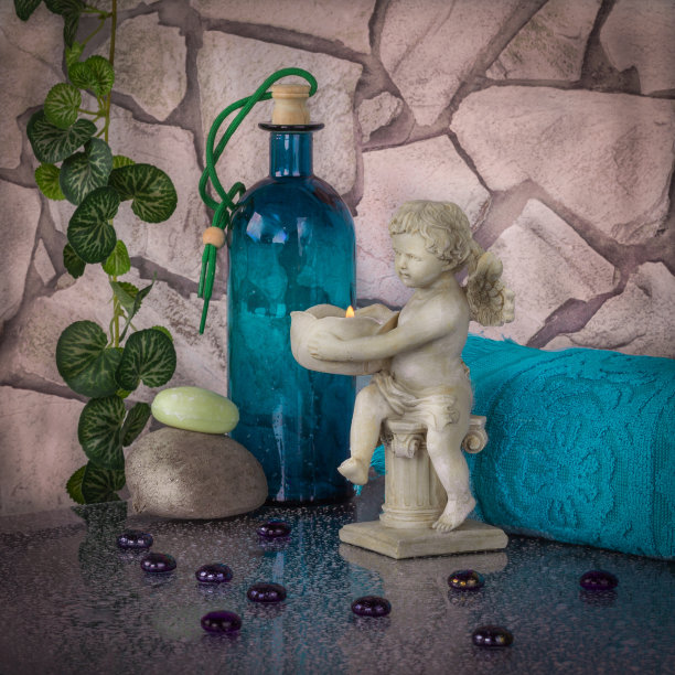 浴室、桑拿室内装饰以蓝色毛巾浪漫。图片下载