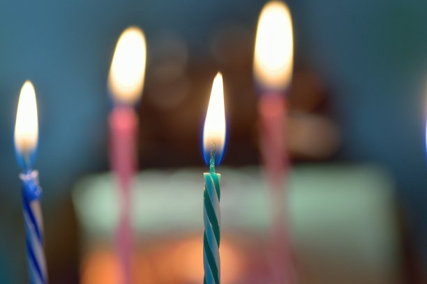 背景纹理燃烧彩色生日蛋糕蜡烛图片下载