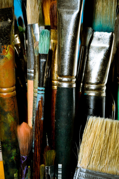 艺术家的油画画笔堆叠在一起图片下载