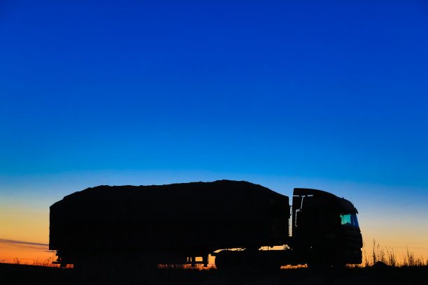 夕阳中的运输车队图片下载