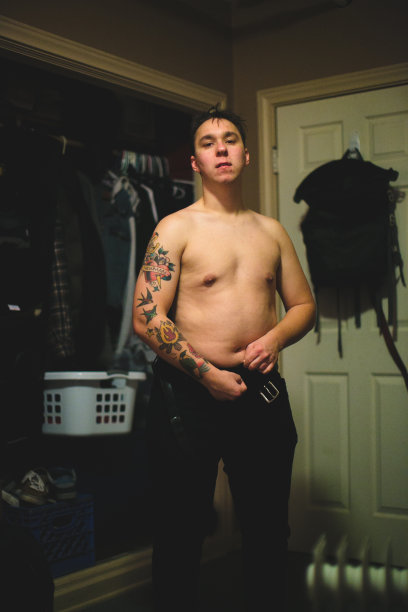 纹身男子在卧室生活方式照片穿衣服图片下载