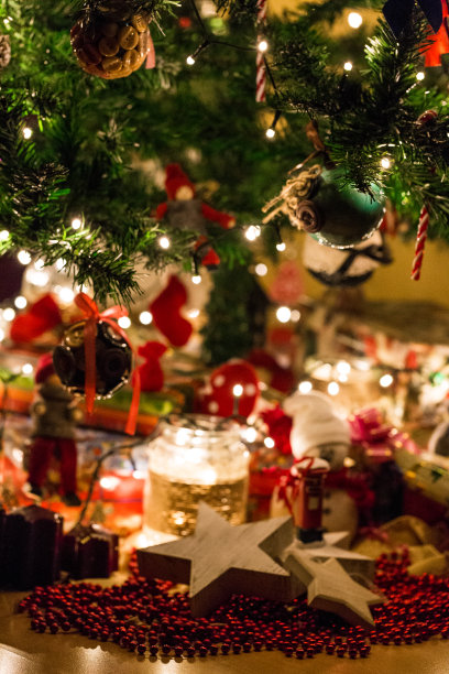 圣诞树下的灯光圣诞展示图片下载