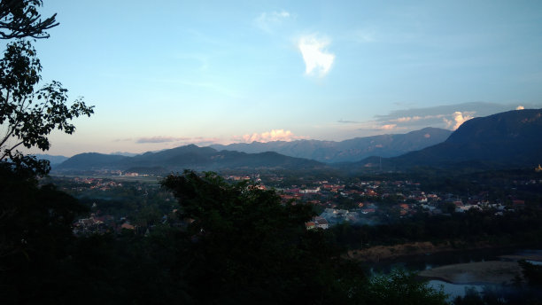 美丽的日落在联合国教科文组织世界遗产城镇琅勃拉邦，老挝图片下载