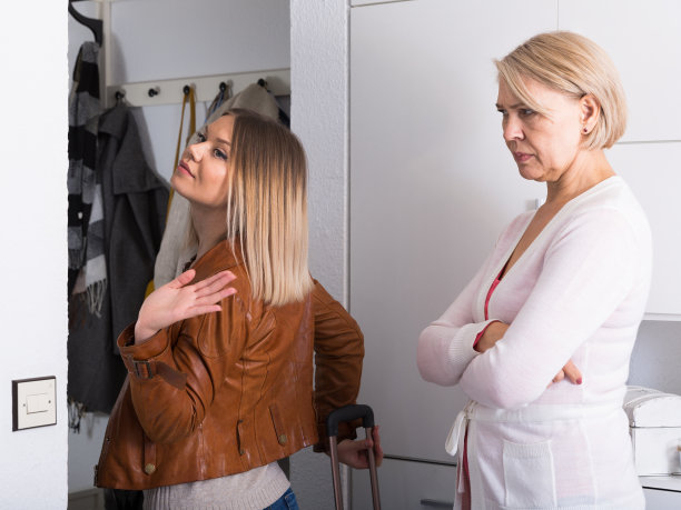 女儿离开父母家图片下载