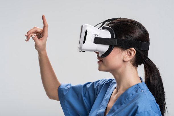 沉思女医生夺取虚拟表图片下载