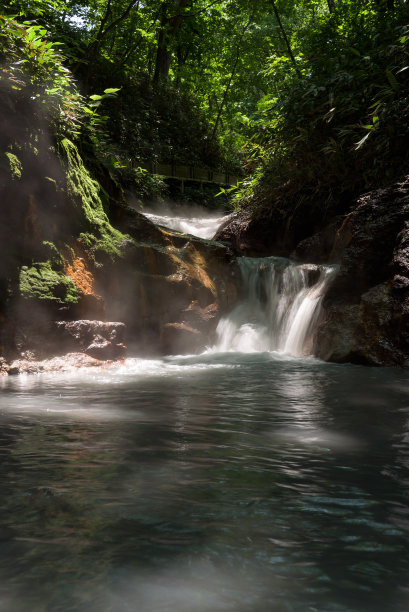 滚烫的奥云沼河从奥云沼池流过地狱谷图片下载