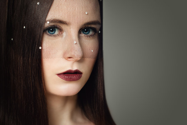 迷人的女人与面纱，特写肖像图片下载