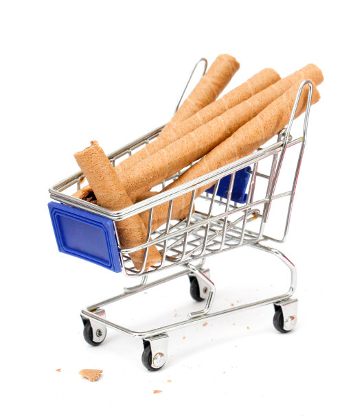 白色背景的巧克力软糖卷威化，图片下载