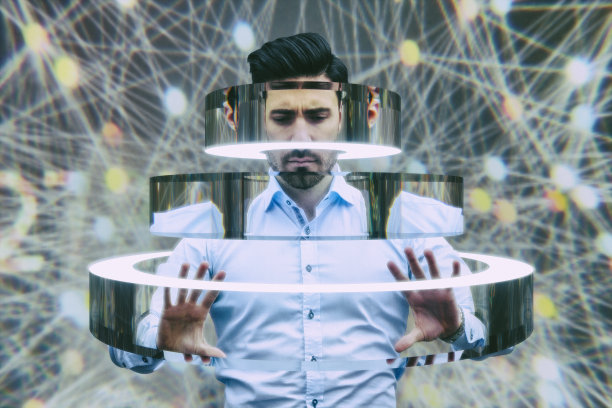 紧张的商人在虚拟现实中工作图片下载